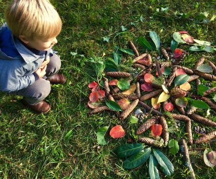 petit garçon admire land art