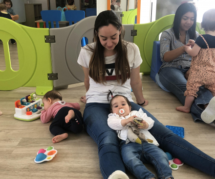 Clémence EJE avec un bébé - Les explorateurs de la Gare