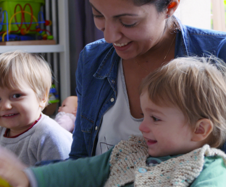 professionnelle et 2 enfants pendant l'instant lecture