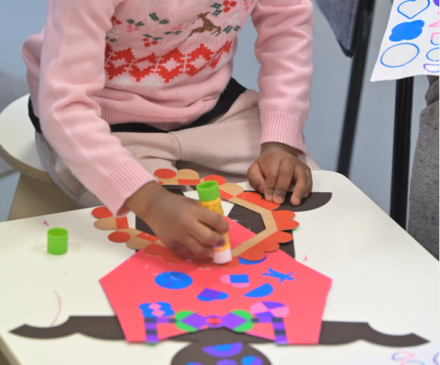 Une petite fille participe aux Petites Fabriques