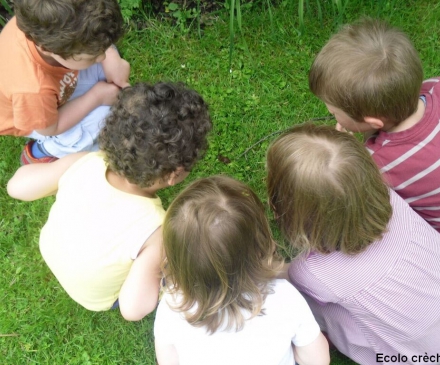 Enfants dans un jardin