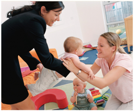 Parent et professionnelle avec bébé à la crèche