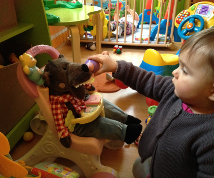 Enfant qui joue dans une crèche