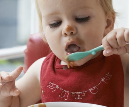 Enfant qui mange tout seul