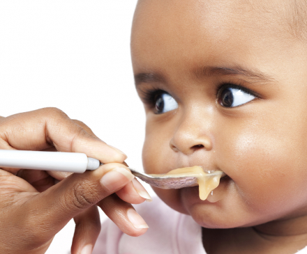 petit enfant qui mange