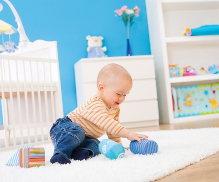 bébé qui joue dans sa chambre