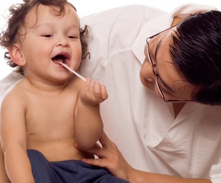 médecin qui examine un enfant