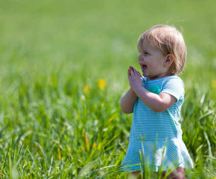 petite fille dans l'herbe