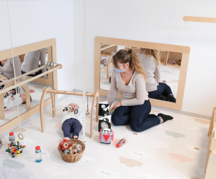 bébé avec professionnelle dans une crèche Montessori