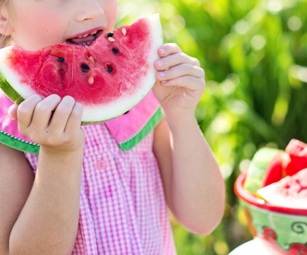 petit fille qui mange une pastèque