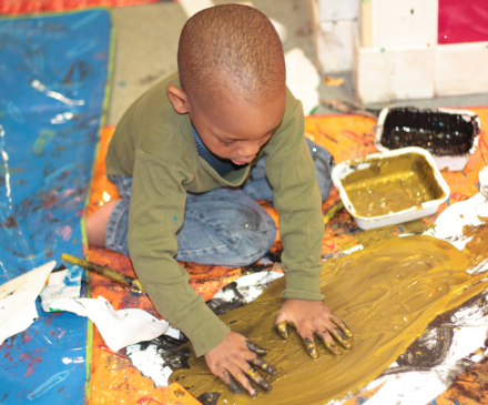 enfant qui peint à la main