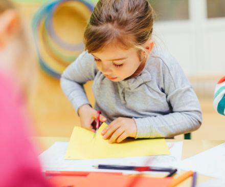 petite fille découpe à l'école maternelle