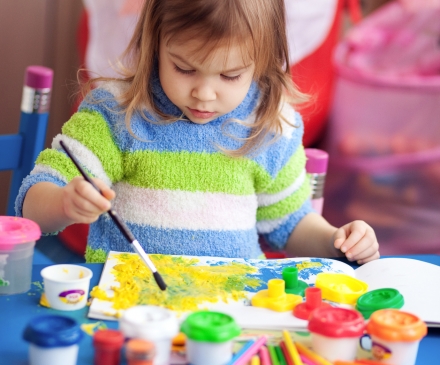 petite fille peignant à la crèche