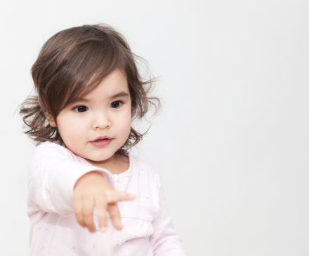 petite fille qui demande en pointant du doigt