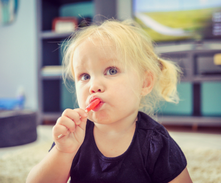 petite fille qui mange une sucette