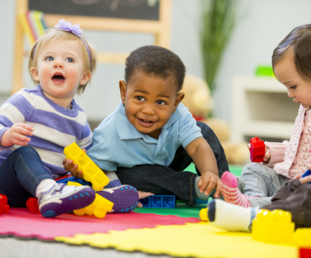 enfants qui jouent à la crèche