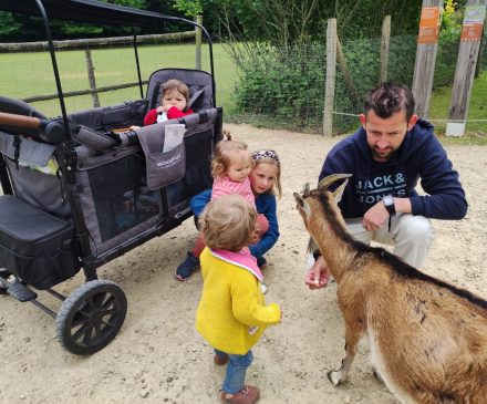 Damien Plunian, assistant maternel, et les enfants accueillis