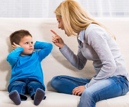 professionnelle de la petite enfance criant sur un enfant accueilli et pratiquant une VEO