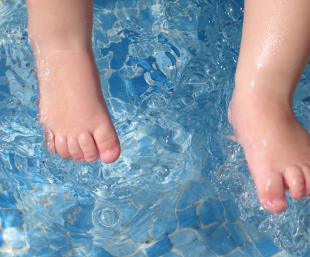 pieds bébés dans eau