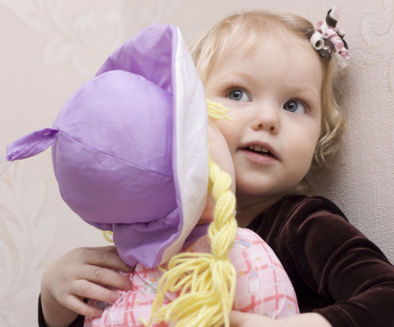 Petite fille avec poupée