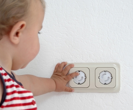 Bébé qui touche une prise électrique