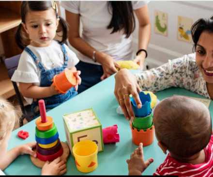 professionnelle de crèche et enfants