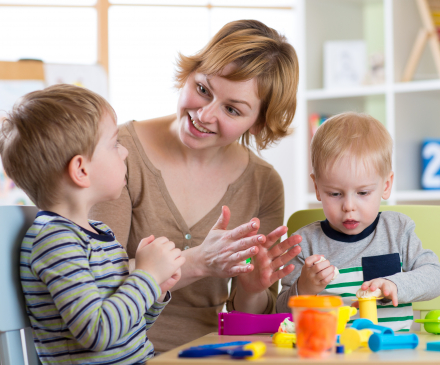 professionnelle avec deux enfants