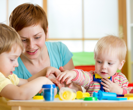 professionnelle et enfants en crèche