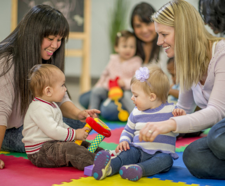 profesionnelles petite enfance avec bébés