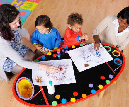 enfants et pros dans lieu d'accueil