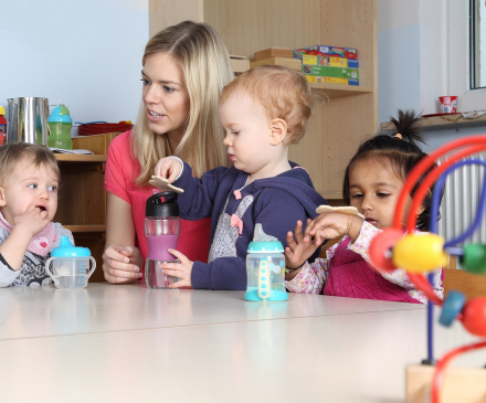 professionnelle de crèche et enfants