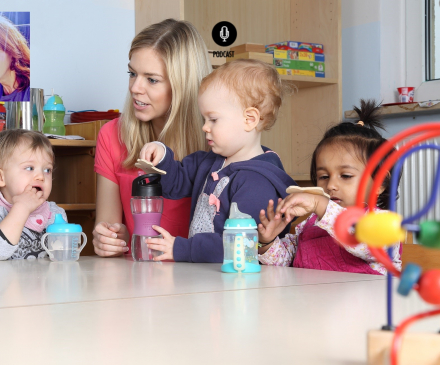 professionnelle de crèche avec enfants