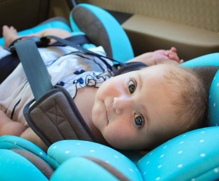 bébé dans siège auto