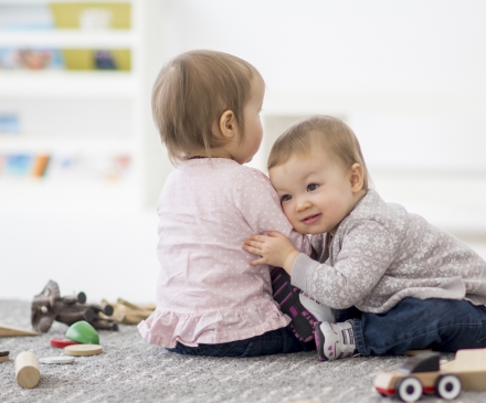 Interaction entre deux bébés