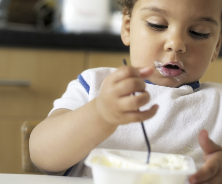 tout-petit mange yaourt