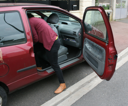 femme installe enfant dans son siège auto