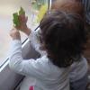 Enfant qui fait une activité avec une feuille