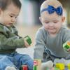 bébés jouant à la crèche