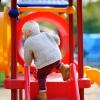 enfant sur une structure de jeux