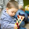 enfant qui joue à la crèche