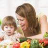 femme avec enfant qui mange