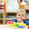 bébé qui joue dans une crèche