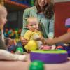 enfants et professionnelle à la crèche