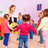 Atsem avec groupe d'enfants en maternelle