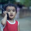 un petit enfant avec un téléphone 