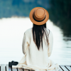 femme au bord de l'eau