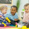 Groupe de bébés dans une crèche