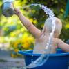 enfant joue avec l'eau