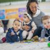 enfants en crèche et une pro