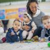 enfants et professionnelle à la crèche